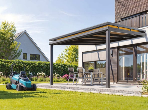 Aufglas-Markise auf Glasdach montiert – wirksamer Sonnenschutz für heiße Sommertage.