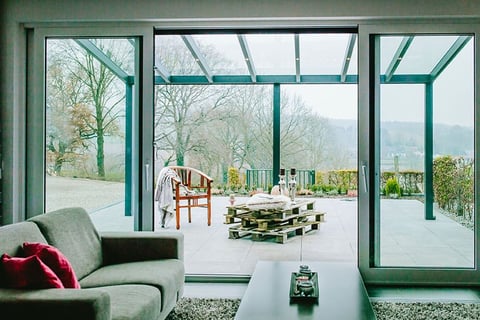 Schräges Glasdach mit LED-Beleuchtung, stilvolle Terrassenüberdachung mit Lichtakzenten.