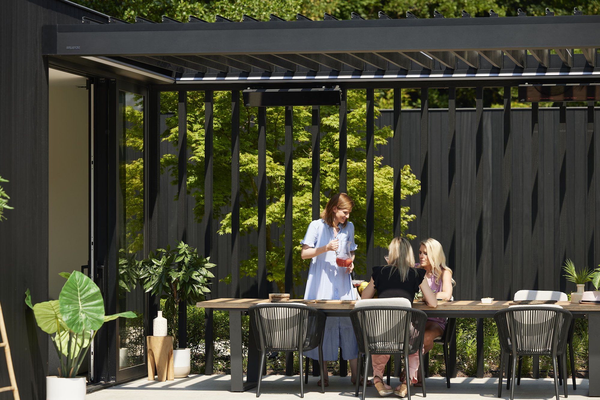 Lamellendach-Anbau mit Lamellen als Rückwand – moderne Überdachung für Terrasse oder Garten.