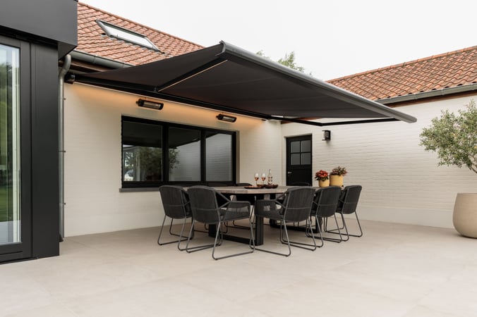 Gelenkarm-Markise mit integrierten Heizstrahlern – ideal für gemütliche Abende auf der Terrasse.